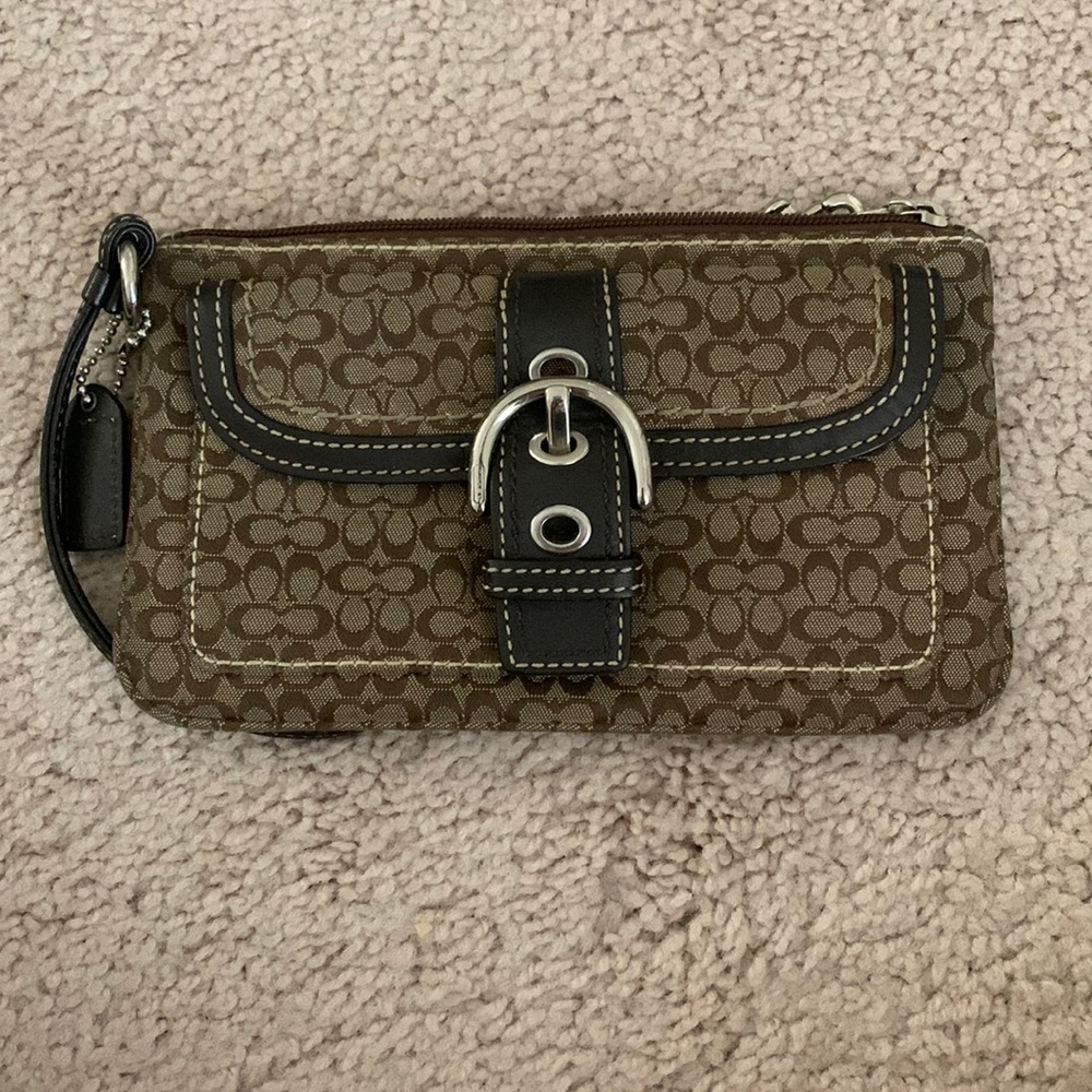 Coach wristlet 8x4 in used like new. No stains, scuffs or scratches